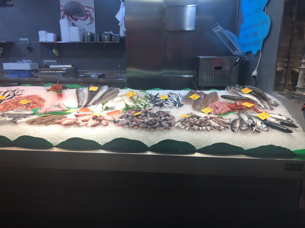 Fischstände auf den Märkten von Barcelona